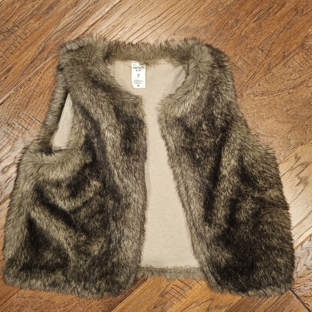 Girls Sz 7 Faux fur vest.